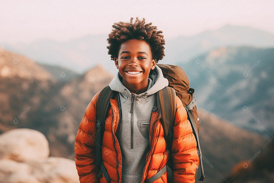 Menino negro andando no topo da montanha