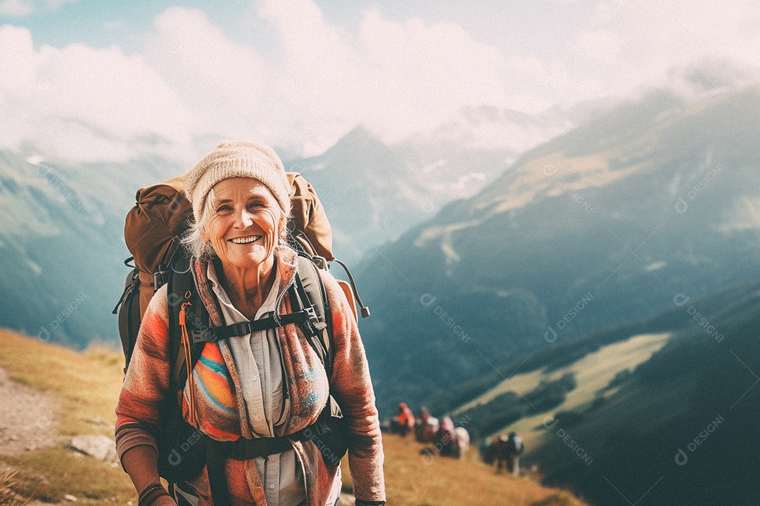 Velha andando no topo da montanha