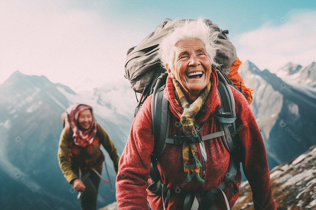 Velha andando no topo da montanha