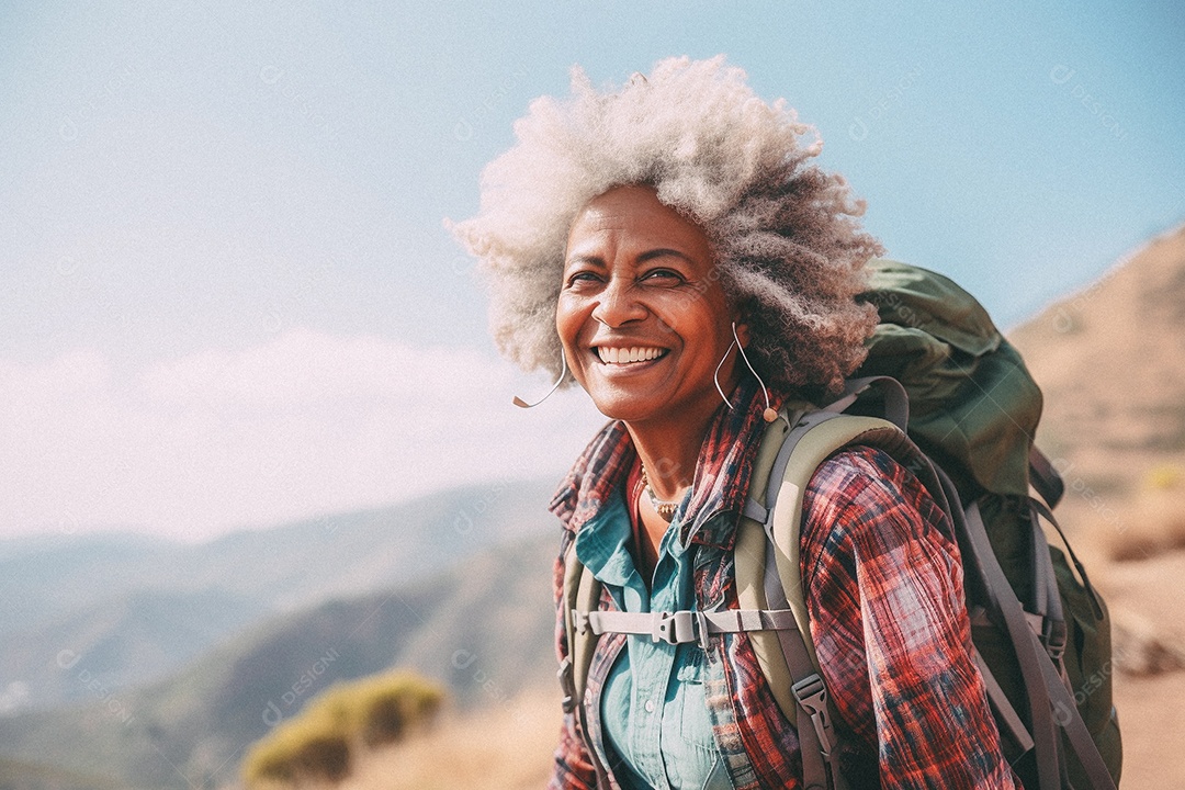Velha andando no topo da montanha