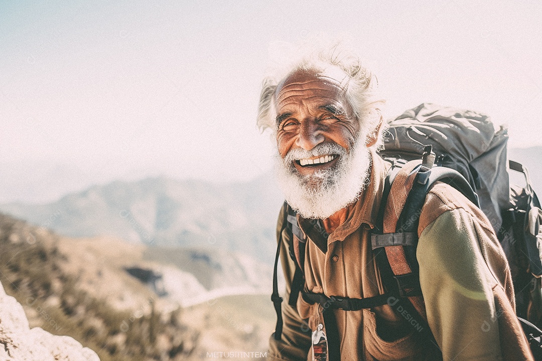 Velho andando no topo da montanha
