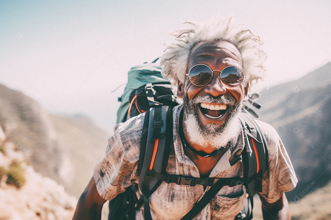 Velho andando no topo da montanha