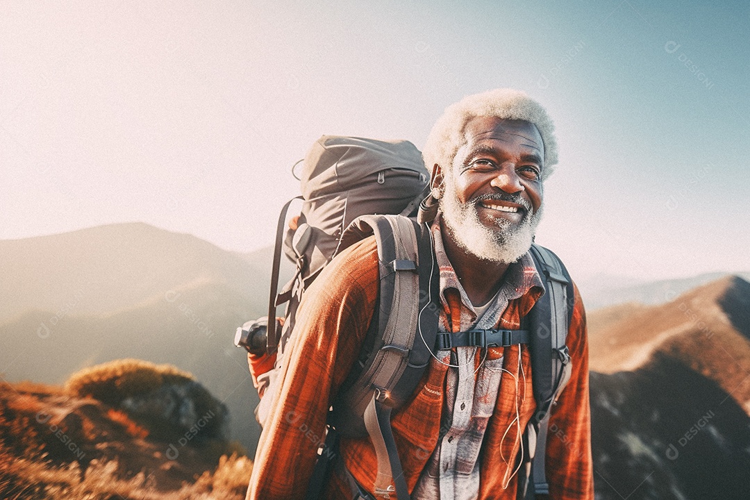 Velho andando no topo da montanha