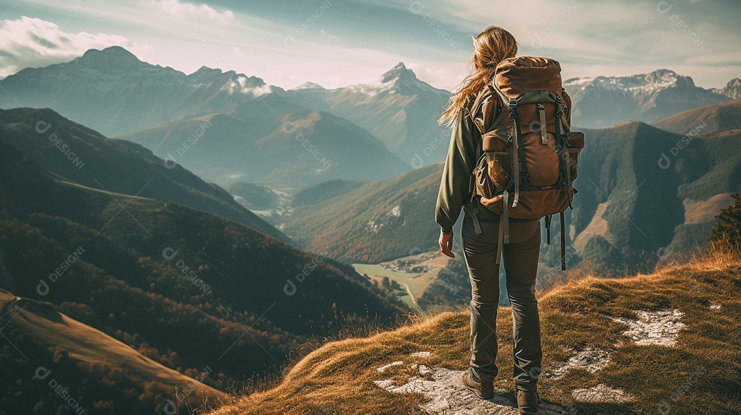 Mulher com mochila andando nas montanhas