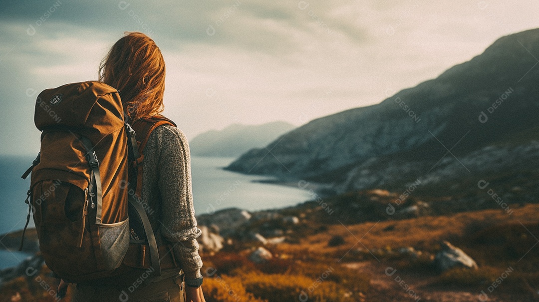Mulher com mochila andando nas montanhas