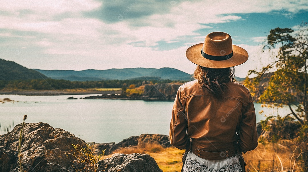 Mulher com mochila andando nas montanhas
