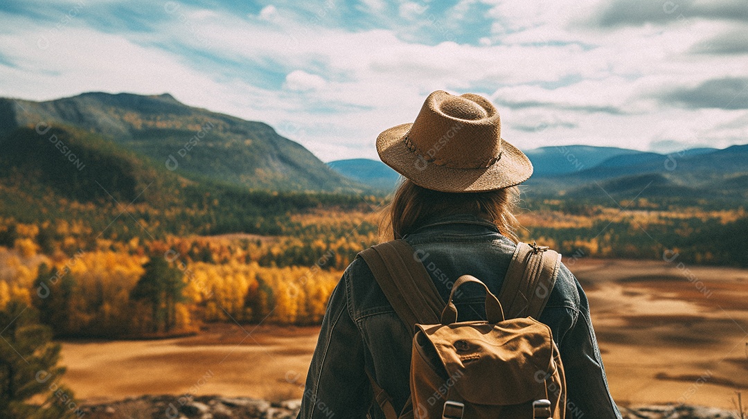 Mulher com mochila andando nas montanhas