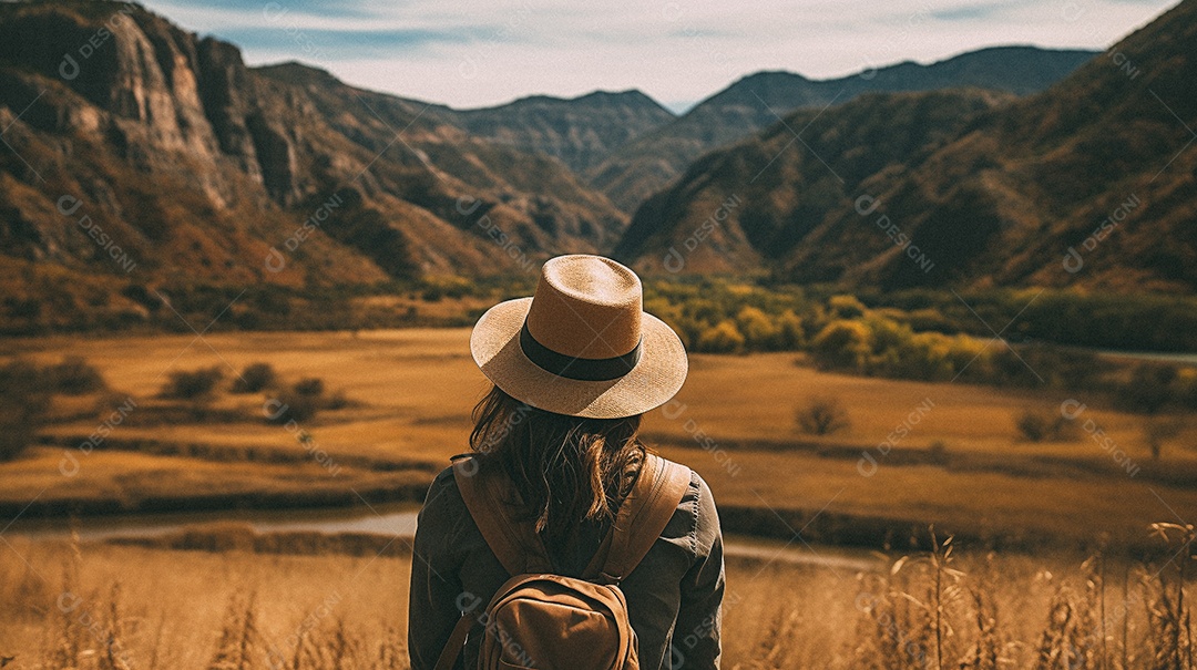 Mulher olhando para as montanhas