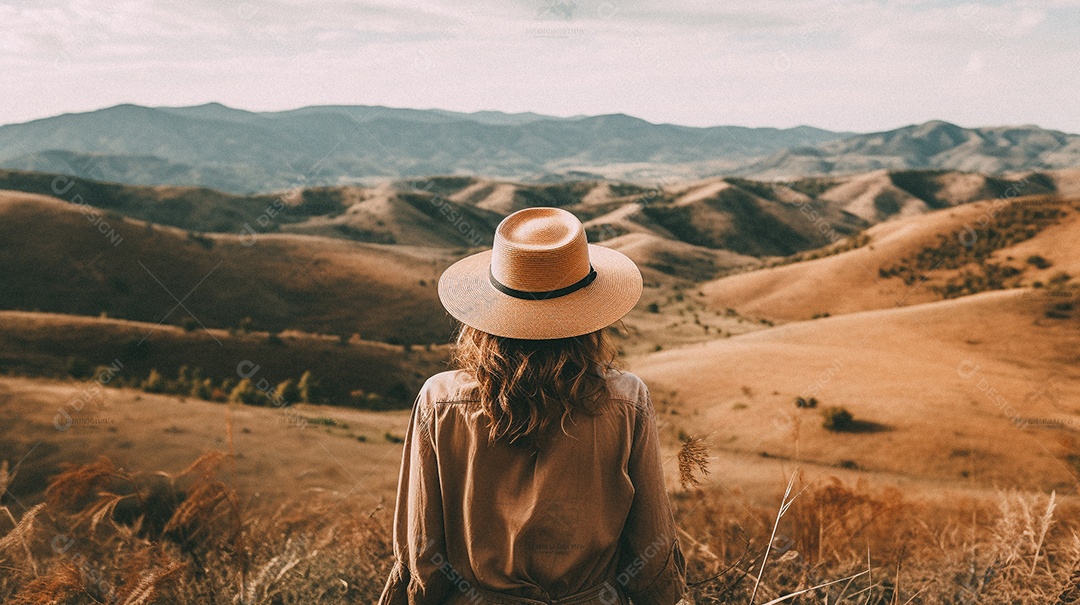 Mulher olhando para as montanhas