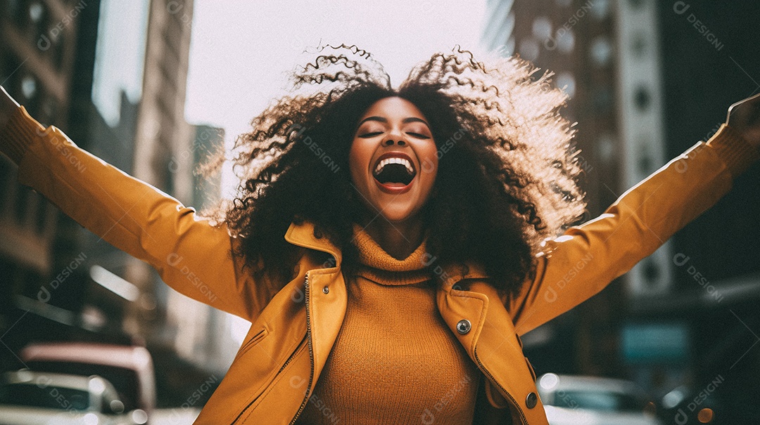 Linda pessoa feliz comemorando na rua