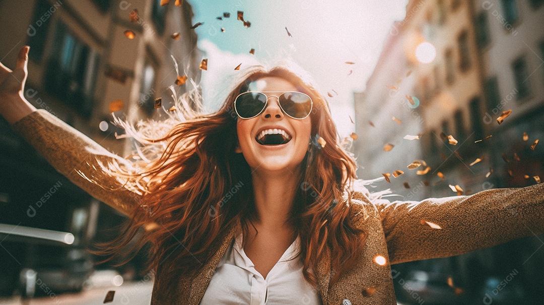 Linda pessoa feliz comemorando na rua