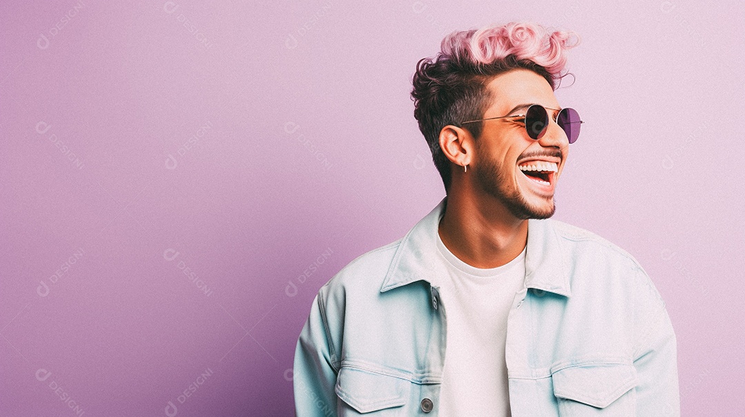 Um homem jovem e moderno, sorridente, entusiasmado, estúdio, fundo em cor pastel