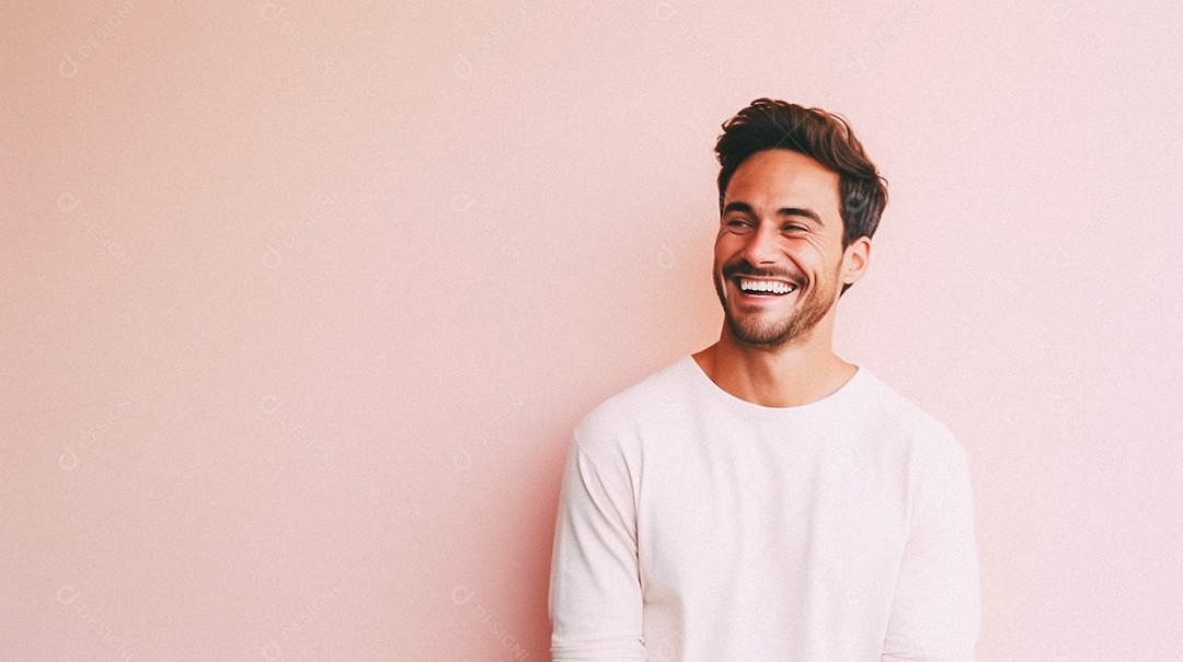 Um homem jovem e moderno, sorridente, entusiasmado, estúdio, fundo em cor pastel
