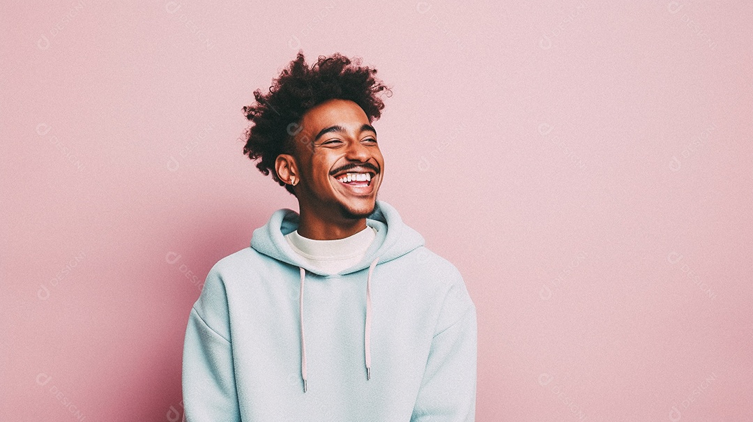 Um homem jovem e moderno, sorridente, entusiasmado, estúdio, fundo em cor pastel