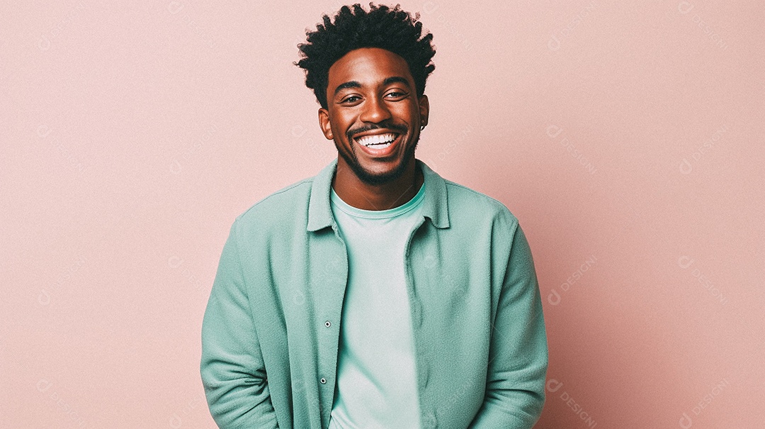 Um homem jovem e moderno, sorridente, entusiasmado, estúdio, fundo em cor pastel