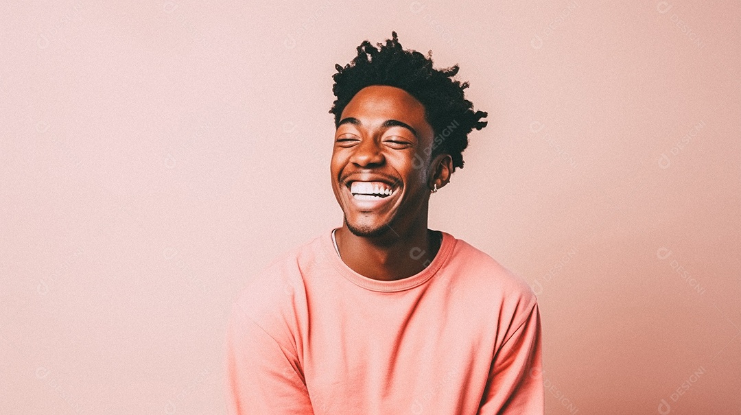 Um homem jovem e moderno, sorridente, entusiasmado, estúdio, fundo em cor pastel