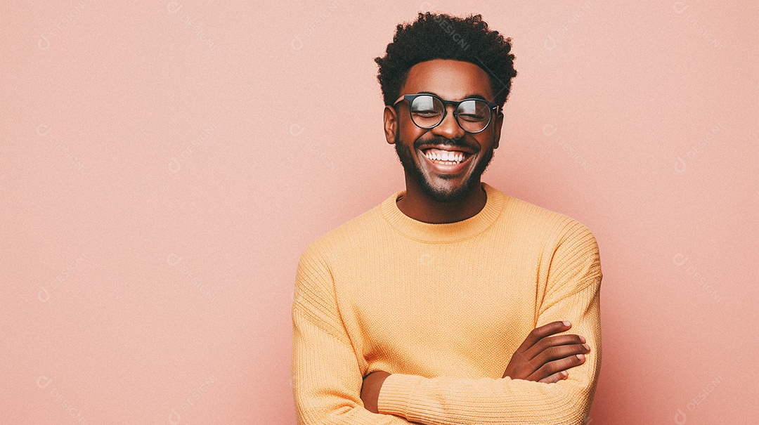 Um homem jovem e moderno, sorridente, entusiasmado, estúdio, fundo em cor pastel