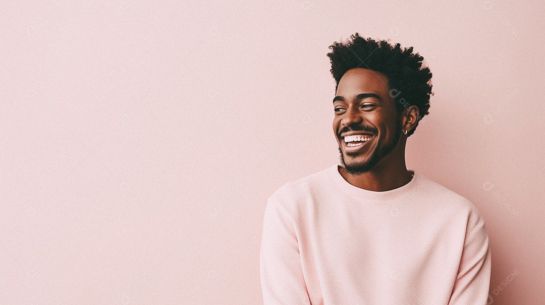 Um homem jovem e moderno, sorridente, entusiasmado, estúdio, fundo em cor pastel