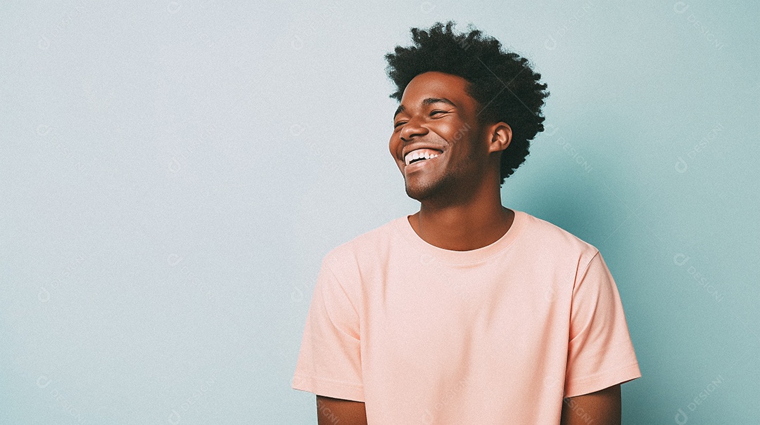 Um homem jovem e moderno, sorridente, entusiasmado, estúdio, fundo em cor pastel