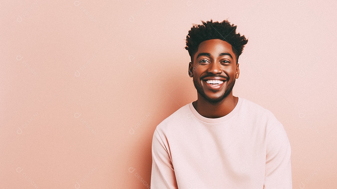 Um homem jovem e moderno, sorridente, entusiasmado, estúdio, fundo em cor pastel