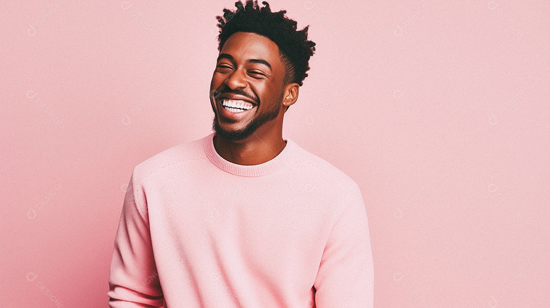 Um homem jovem e moderno, sorridente, entusiasmado, estúdio, fundo em cor pastel