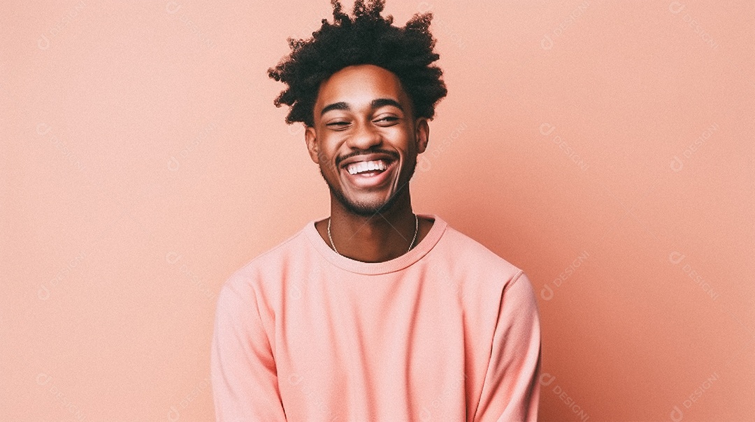 Um homem jovem e moderno, sorridente, entusiasmado, estúdio, fundo em cor pastel