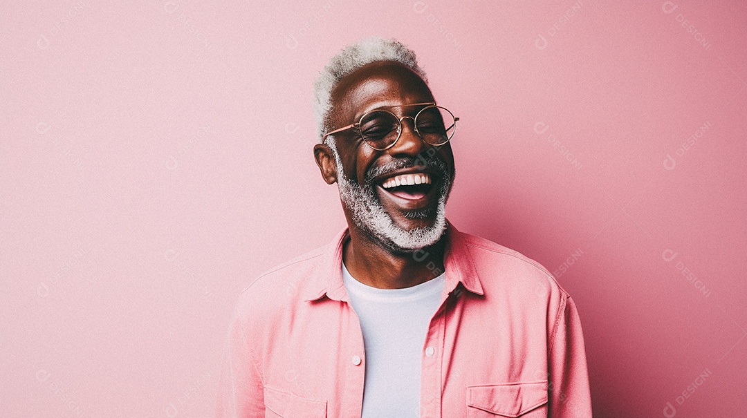 Homem velho e moderno, sorridente, iluminado, estúdio, fundo em cor pastel