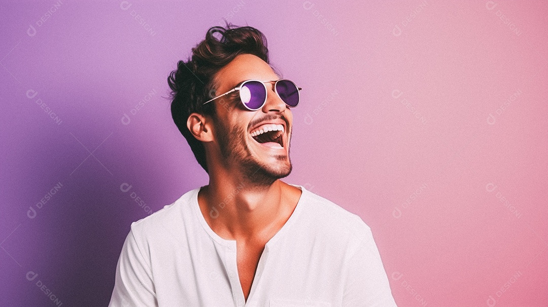 Homem jovem e moderno, sorridente, entusiasmado, estúdio, fundo de cores vivas