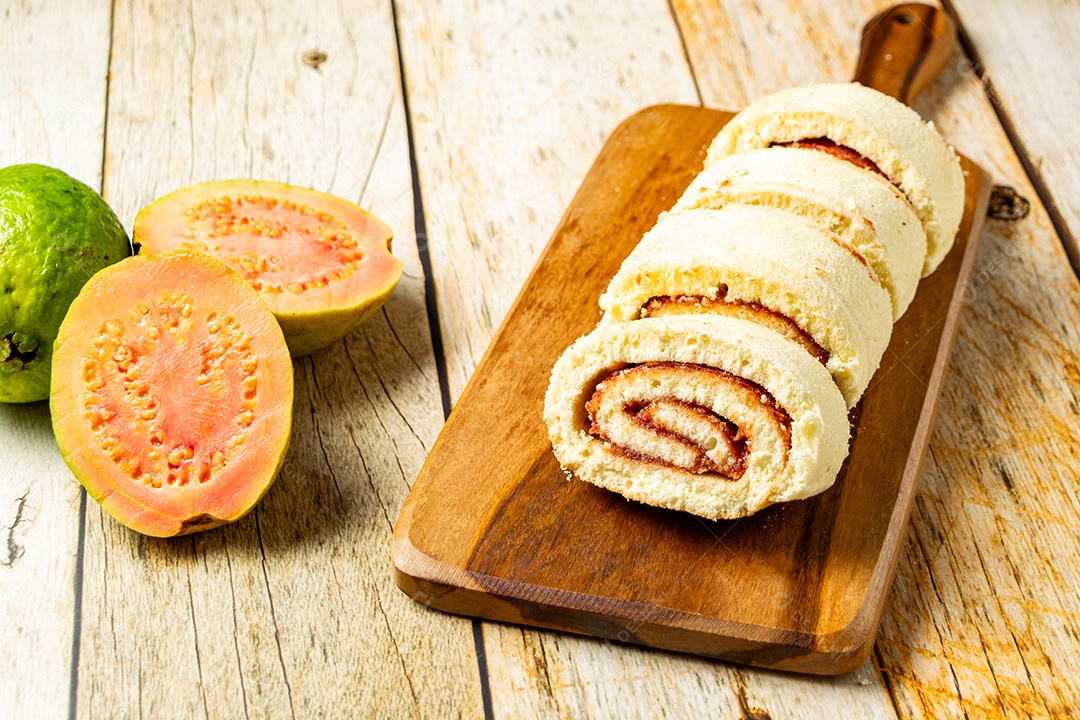 Tradicional rocambole de goiabada