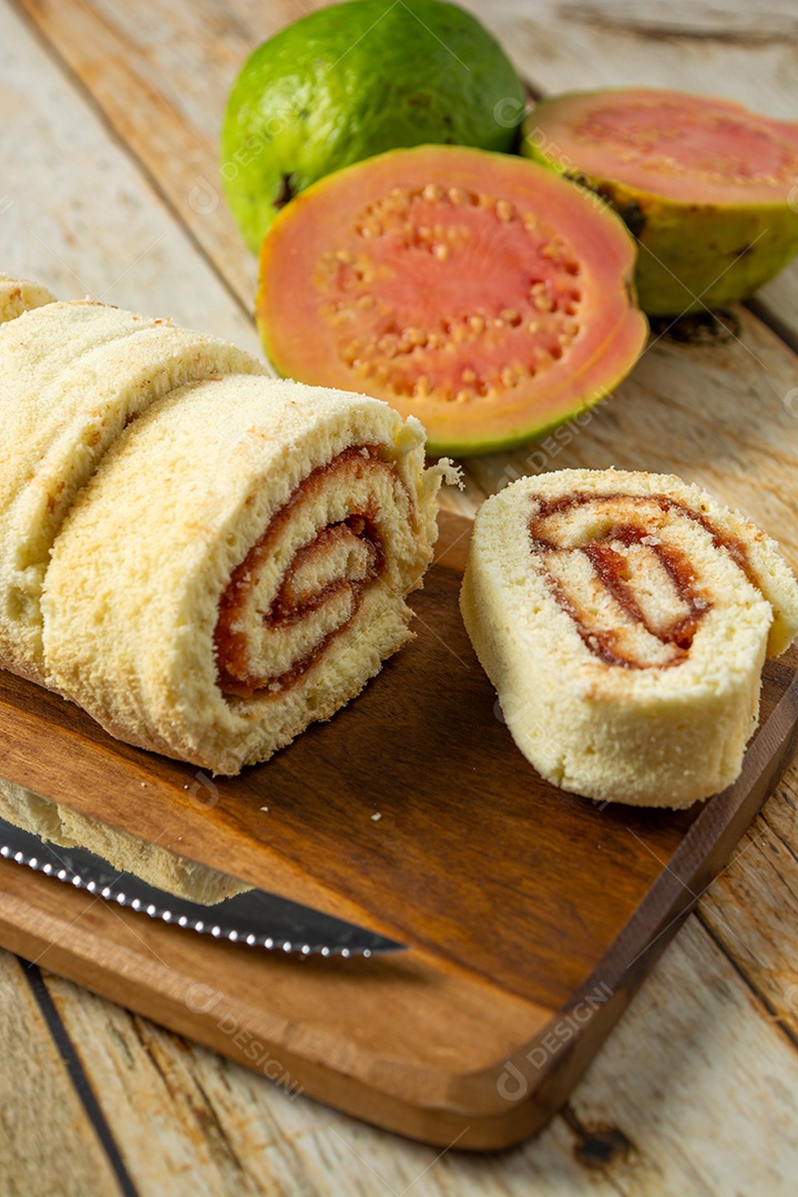 Tradicional rocambole de goiabada