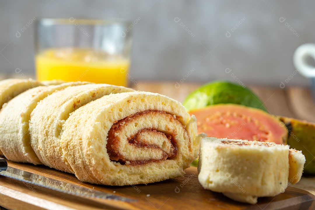 Delicioso rocambole de goiaba sobre uma mesa de madeira