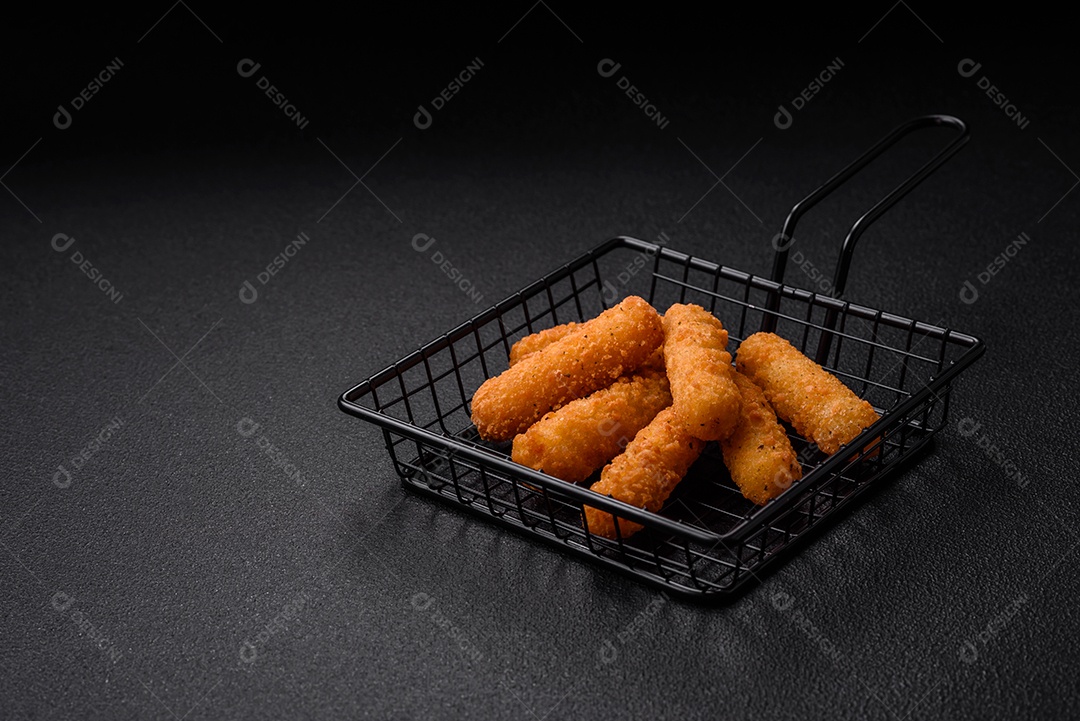 Deliciosos palitos de queijo crocante com mussarela, sal e especiarias, empanados e fritos em óleo. Comida rápida, take-away