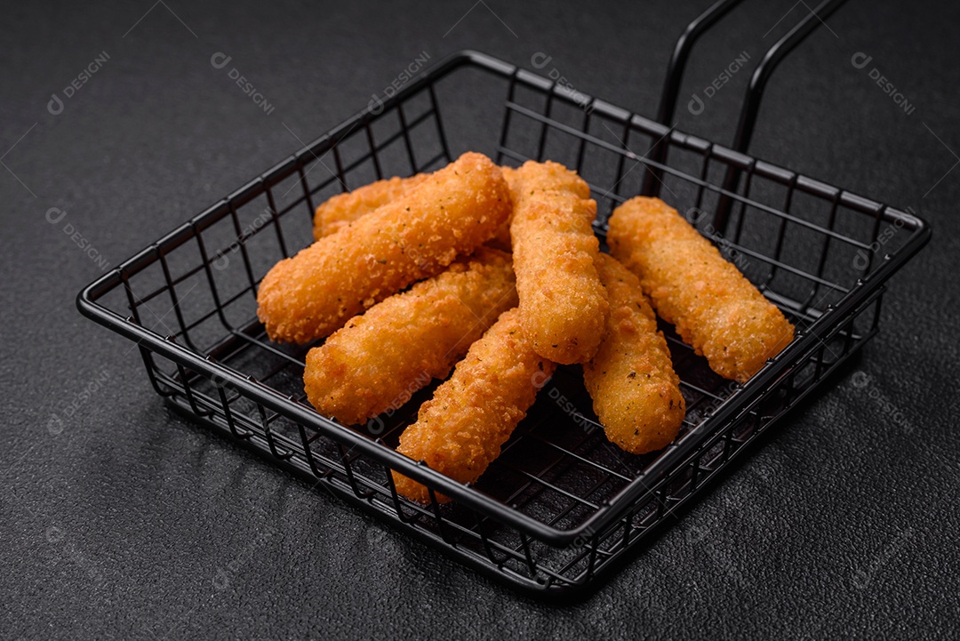 Deliciosos palitos de queijo crocante com mussarela, sal e especiarias, empanados e fritos em óleo. Comida rápida, take-away