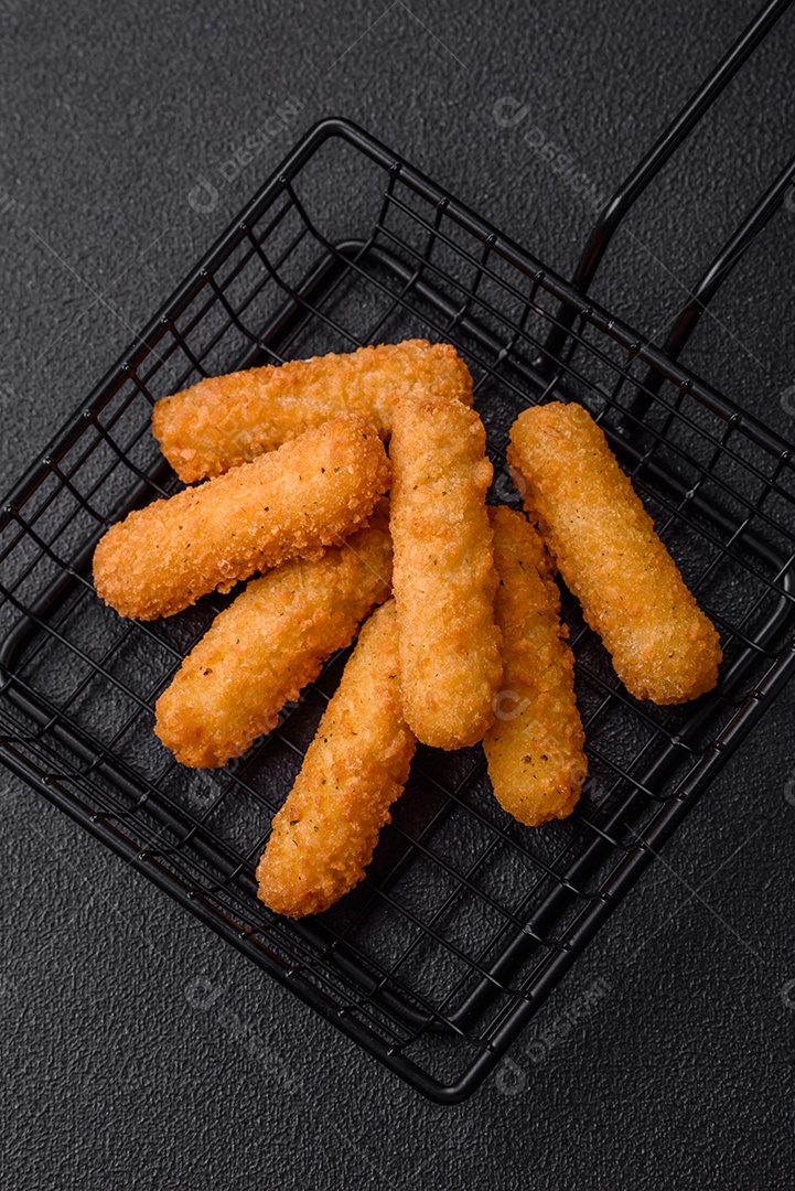 Deliciosos palitos de queijo crocante com mussarela, sal e especiarias, empanados e fritos em óleo. Comida rápida, take-away