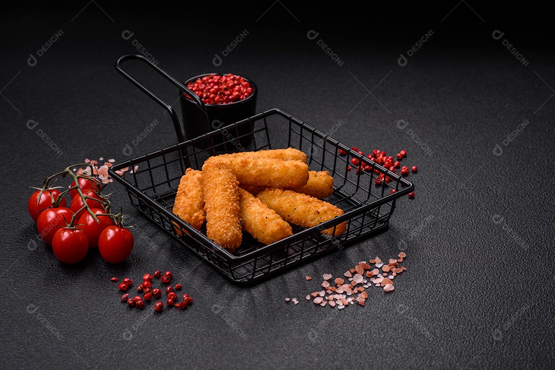 Deliciosos palitos de queijo crocante com mussarela, sal e especiarias, empanados e fritos em óleo. Comida rápida, take-away