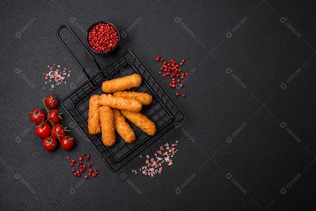 Deliciosos palitos de queijo crocante com mussarela, sal e especiarias, empanados e fritos em óleo. Comida rápida, take-away