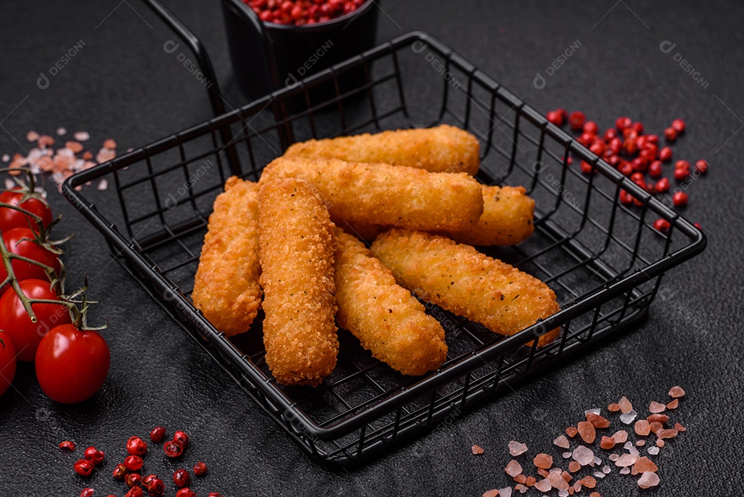 Deliciosos palitos de queijo crocante com mussarela, sal e especiarias, empanados e fritos em óleo. Comida rápida, take-away