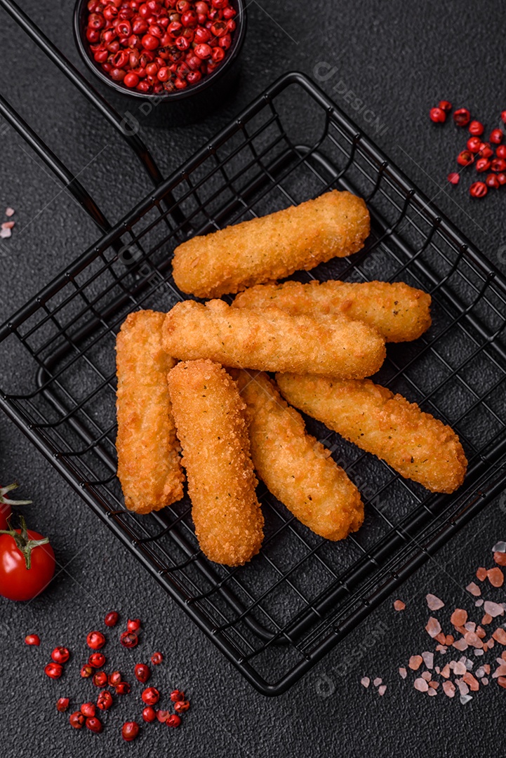 Deliciosos palitos de queijo crocante com mussarela, sal e especiarias, empanados e fritos em óleo. Comida rápida, take-away