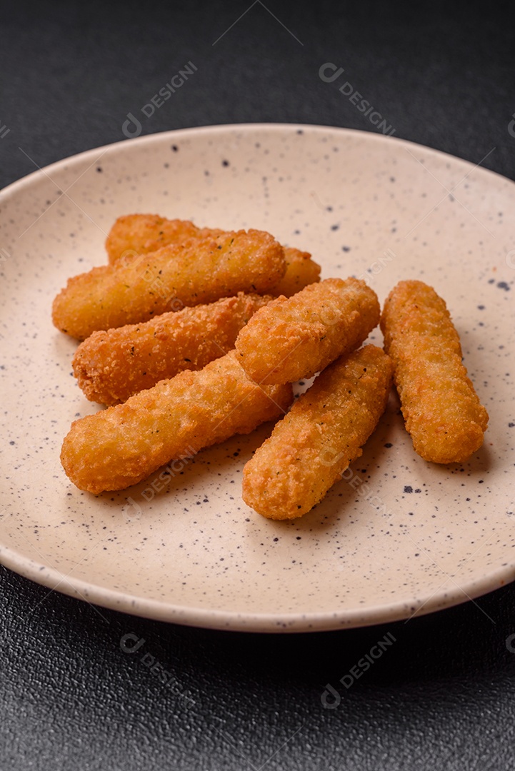Deliciosos palitos de queijo crocante com mussarela, sal e especiarias, empanados e fritos em óleo. Comida rápida, take-away
