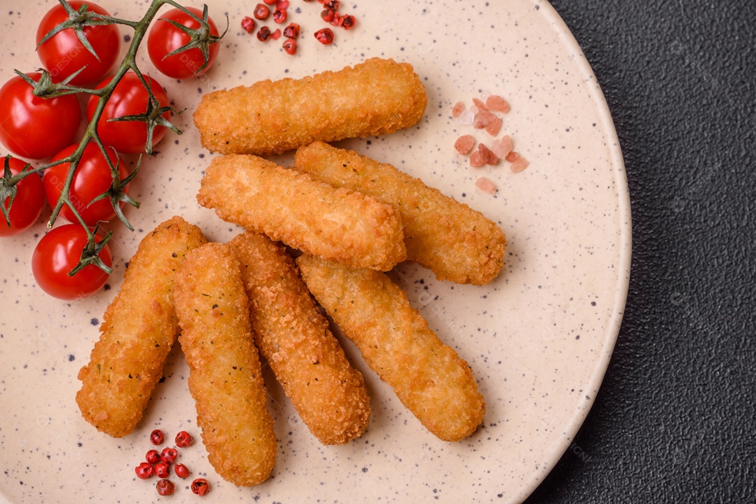 Deliciosos palitos de queijo crocante com mussarela, sal e especiarias, empanados e fritos em óleo. Comida rápida, take-away