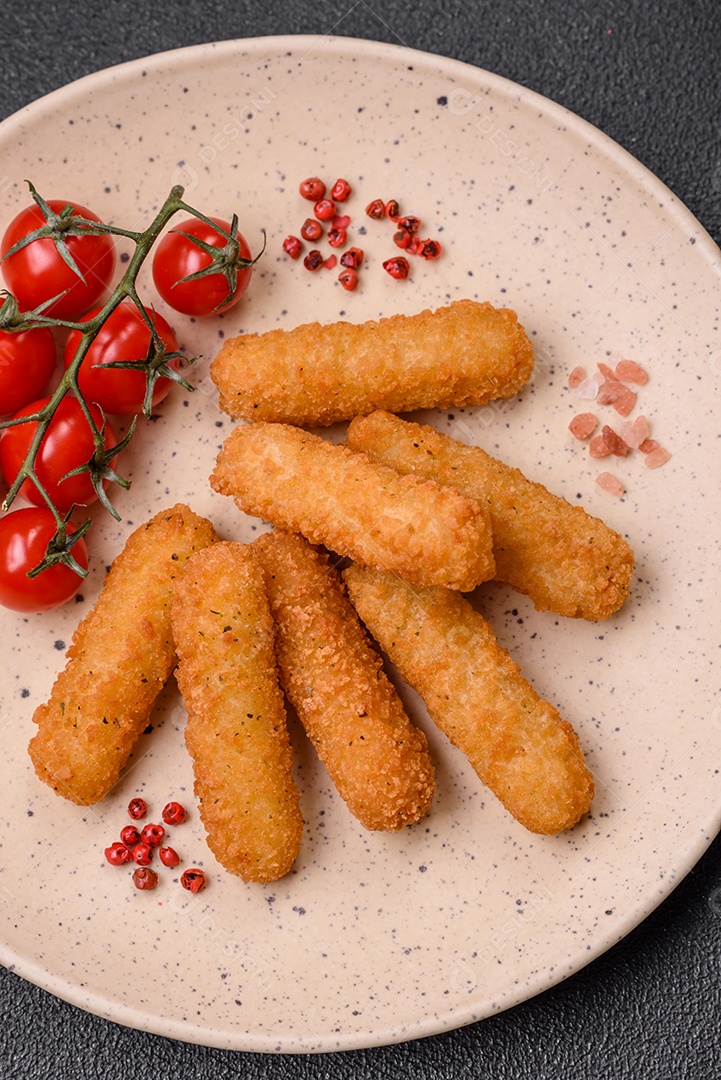 Deliciosos palitos de queijo crocante com mussarela, sal e especiarias, empanados e fritos em óleo. Comida rápida, take-awayDeliciosos palitos de queijo crocante com mussarela, sal e especiarias, empanados e fritos em óleo. Comida rápida, take-away