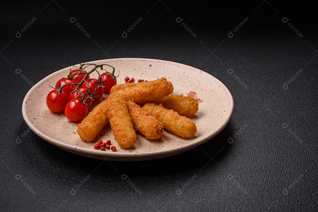 Deliciosos palitos de queijo crocante com mussarela, sal e especiarias, empanados e fritos em óleo. Comida rápida, take-away