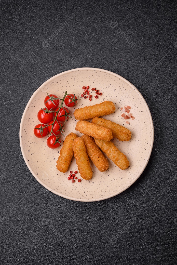 Deliciosos palitos de queijo crocante com mussarela, sal e especiarias, empanados e fritos em óleo. Comida rápida, take-away