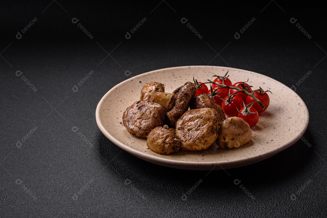 Delicioso bolo de cheesecake doce com queijo mascarpone, framboesas e geléia em um fundo escuro de concreto