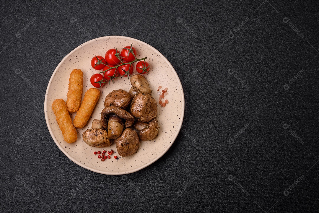 Deliciosos palitos de queijo crocante com mussarela, sal e especiarias, empanados e fritos em óleo. Comida rápida, take-away