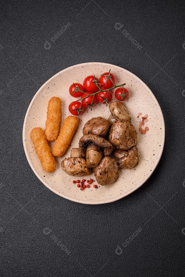 Deliciosos e suculentos champignons inteiros assados ​​na grelha com sal