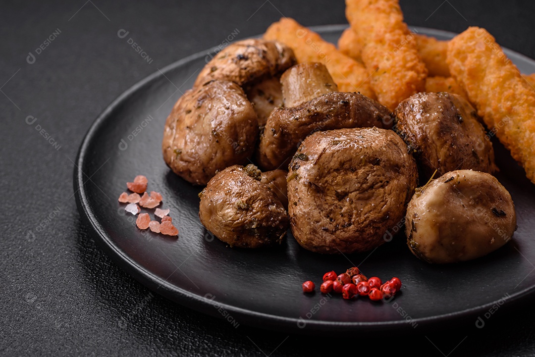 Deliciosos e suculentos champignons inteiros assados ​​na grelha com sal