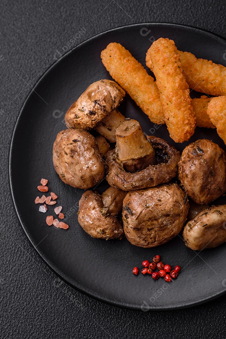 Deliciosos e suculentos champignons inteiros assados ​​na grelha com sal