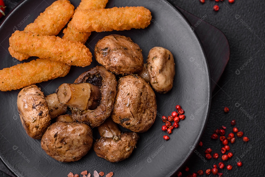 Deliciosos e suculentos champignons inteiros assados ​​na grelha com sal