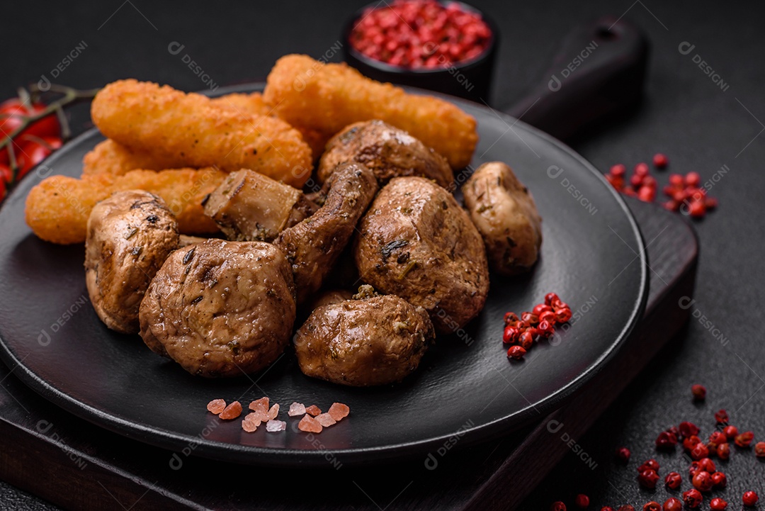 Deliciosos e suculentos champignons inteiros assados ​​na grelha com sal